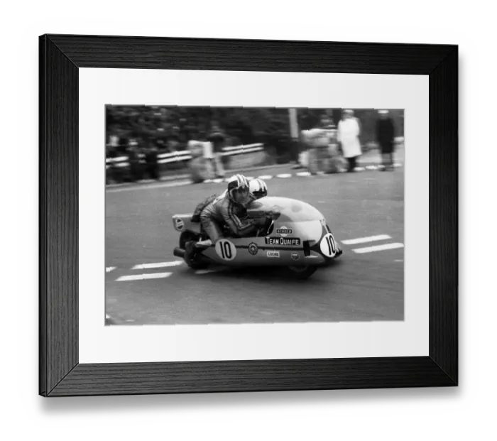 Framed Print : Alan Sansum & Chris Emmins (Quaife Triumph) 1972 750 Sidecar TT Framed Print : Alan Sansum & Chris Emmins (Quaife Triumph) 1972 750 Sidecar TT