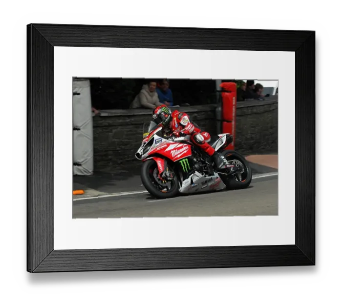 Framed Print : Ian Hutchinson (Yamaha) 2014 Senior TT Framed Print : Ian Hutchinson (Yamaha) 2014 Senior TT