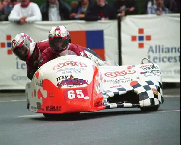 Vince Butler & Carl Pegg (Molyneux Yamaha) 2000 Sidecar TT