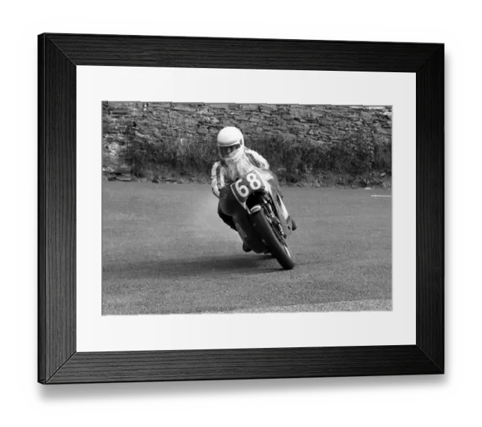 Framed Print : Andy Davis (Honda) 1986 Newcomers Manx Grand Prix Framed Print : Andy Davis (Honda) 1986 Newcomers Manx Grand Prix