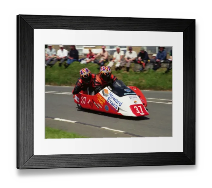 Framed Print : Paul Elliott & Julie Hanks-Elliott (Ireson Yamaha) 2002 Sidecar TT Framed Print : Paul Elliott & Julie Hanks-Elliott (Ireson Yamaha) 2002 Sidecar TT