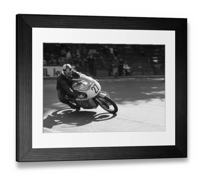 Framed Print : Mick Bennett (Norton) 1967 Senior Manx Grand Prix