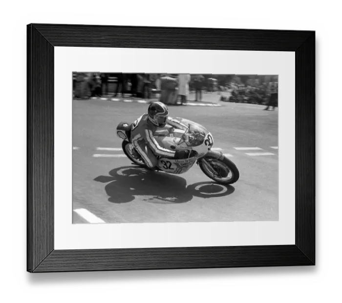 Framed Print : Tom Herron (Yamaha) 1974 Senior TT Framed Print : Tom Herron (Yamaha) 1974 Senior TT