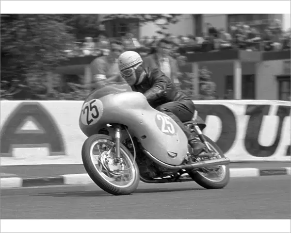 Brian Duffy (Yamaha) 1962 Lightweight TT