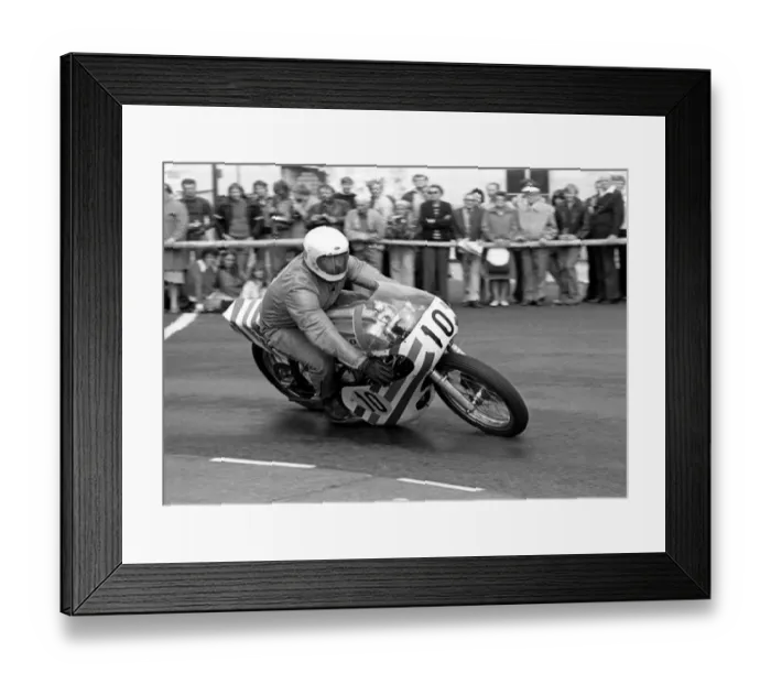 Framed Print : Ewan McKechnie (Yamaha) 1975 Senior Manx Grand Prix Framed Print : Ewan McKechnie (Yamaha) 1975 Senior Manx Grand Prix