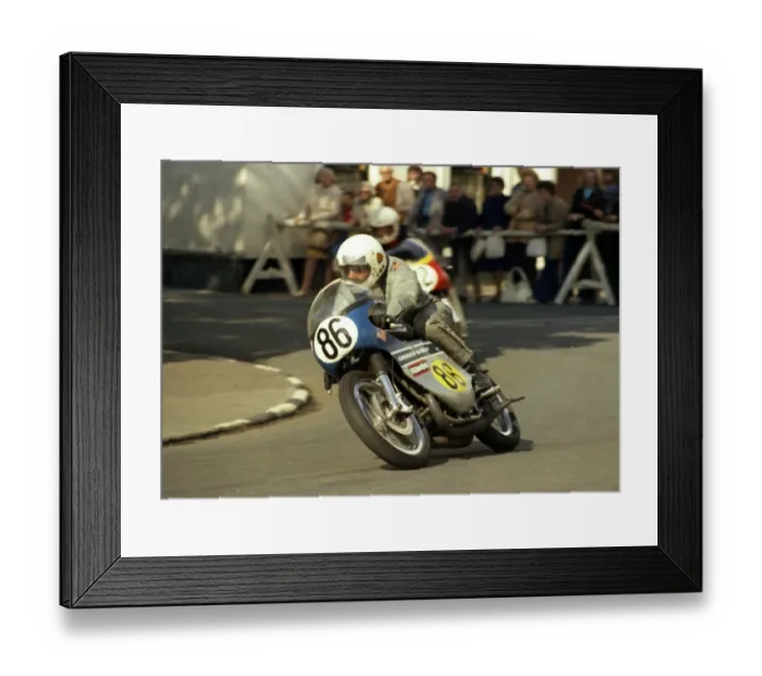 Framed Print : Ewan McKechnie (Crooks Suzuki) 1974 Senior Manx Grand Prix Framed Print : Ewan McKechnie (Crooks Suzuki) 1974 Senior Manx Grand Prix