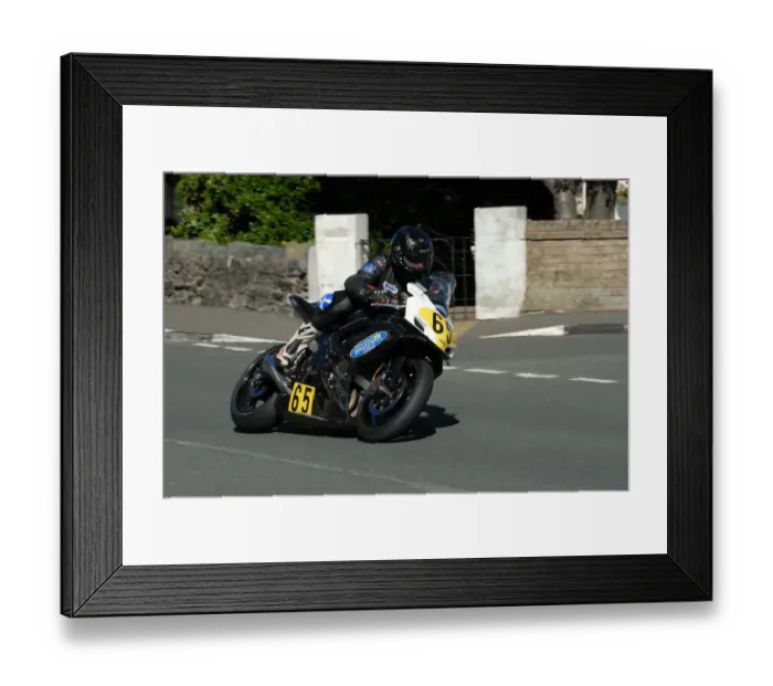 Framed Print : Chris Sammons (Suzuki) 2010 Senior Manx Grand Prix