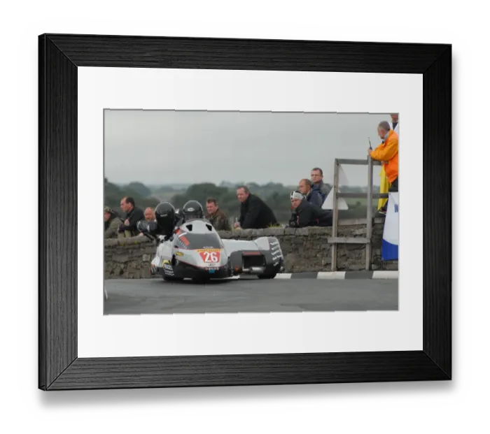 Framed Print : Ruth Laidlow & Lee Watson (LCR Suzuki) 2007 Southern 100 Framed Print : Ruth Laidlow & Lee Watson (LCR Suzuki) 2007 Southern 100