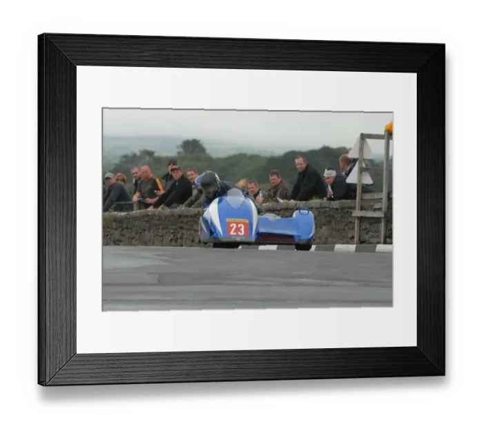 Framed Print : Nigel Smith & Kris Hibberd (Ireson Kawasaki) 2007 Southern 100 Framed Print : Nigel Smith & Kris Hibberd (Ireson Kawasaki) 2007 Southern 100