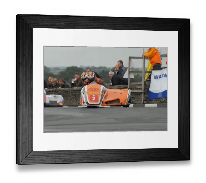 Framed Print : Roy Hanks & Dave Wells (Molyneux Rose Suzuki) 2007 Southern 100 Framed Print : Roy Hanks & Dave Wells (Molyneux Rose Suzuki) 2007 Southern 100