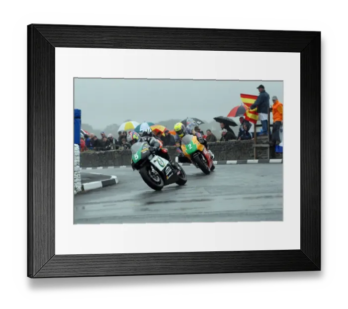 Framed Print : Chris Palmer (Mannin Honda) and Ian Lougher (Honda) 2007 Southern 100 Framed Print : Chris Palmer (Mannin Honda) and Ian Lougher (Honda) 2007 Southern 100