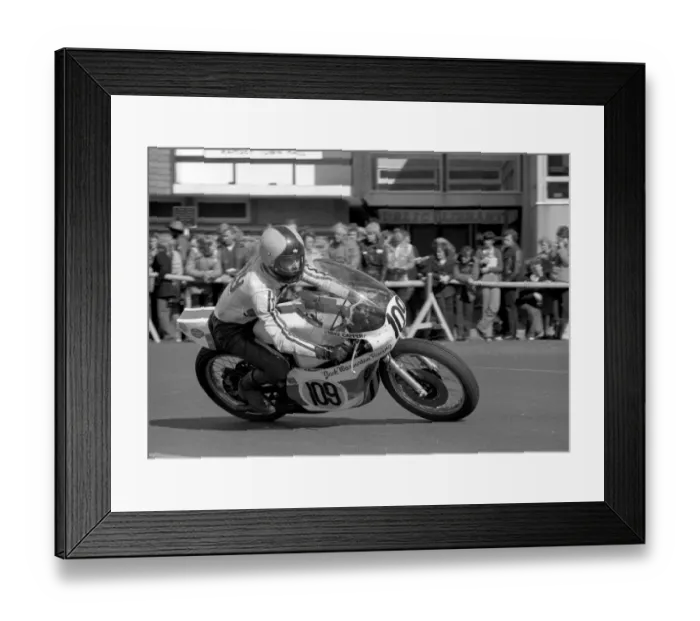 Framed Print : Mick Capper (Yamaha) 1977 Senior Manx Grand Prix
