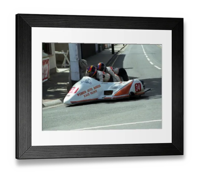 Framed Print : Russ Pearce & Rod Pearce (Jacobs Yamaha) 1995 Sidecar TT Framed Print : Russ Pearce & Rod Pearce (Jacobs Yamaha) 1995 Sidecar TT