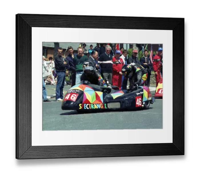 Framed Print : Geraint Roberts & Gillian Roberts (Derbyshire Kawasaki) 1990 Sidecar TT Framed Print : Geraint Roberts & Gillian Roberts (Derbyshire Kawasaki) 1990 Sidecar TT