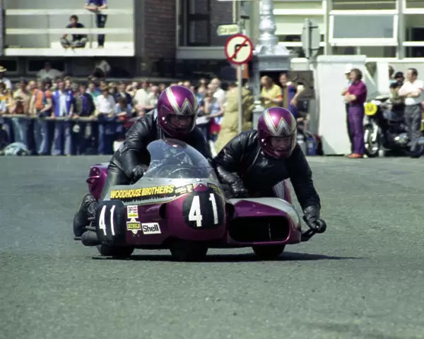 Roy Woodhouse & Doug Woodhouse (Yamaha) 1976 500cc Sidecar TT