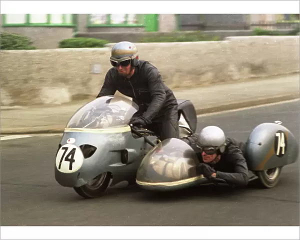 Alan Moss & R English (Triumph) 1970 500cc Sidecar TT
