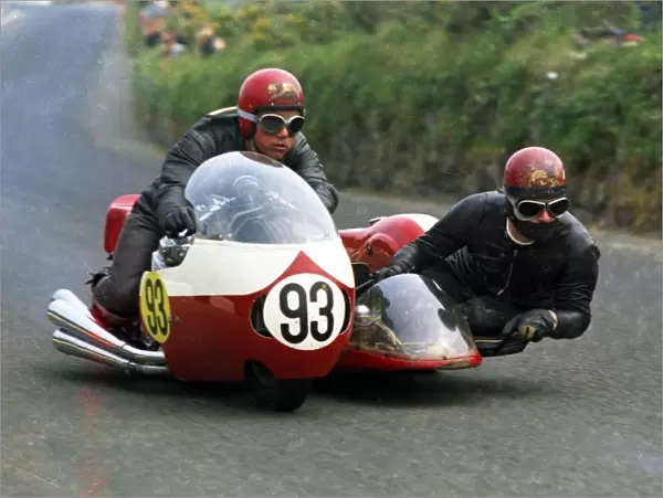 Roy Woodhouse & Doug Woodhouse (Honda) 1970 750cc Sidecar TT