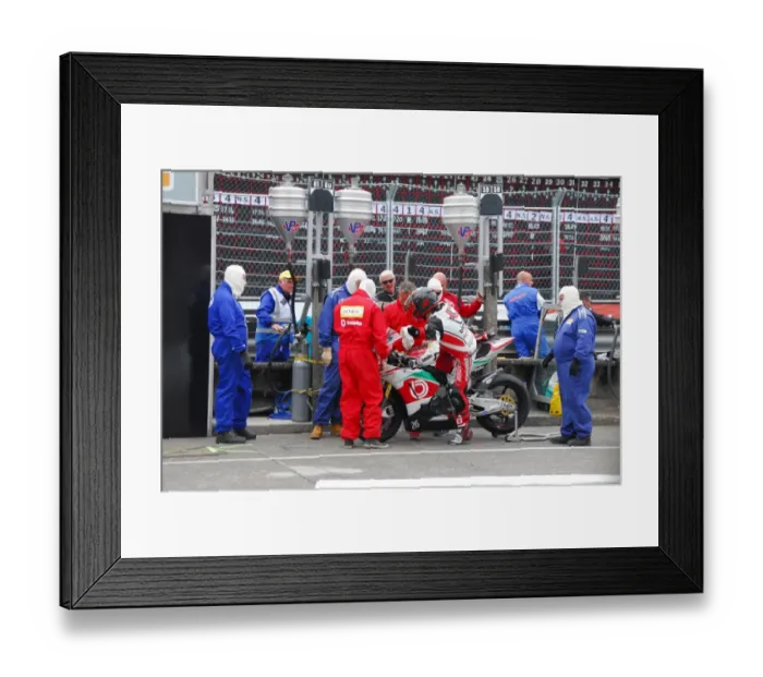 Framed Print : Ben Wylie (Bimota) 2015 Senior TT Framed Print : Ben Wylie (Bimota) 2015 Senior TT