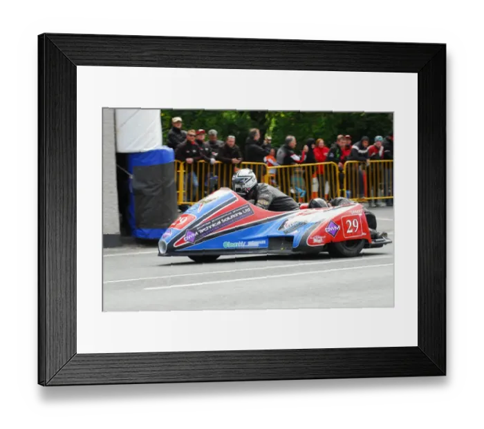 Framed Print : Matthew Dix & Shaun Parker (Baker Yamaha) 2015 Sidecar TT Framed Print : Matthew Dix & Shaun Parker (Baker Yamaha) 2015 Sidecar TT