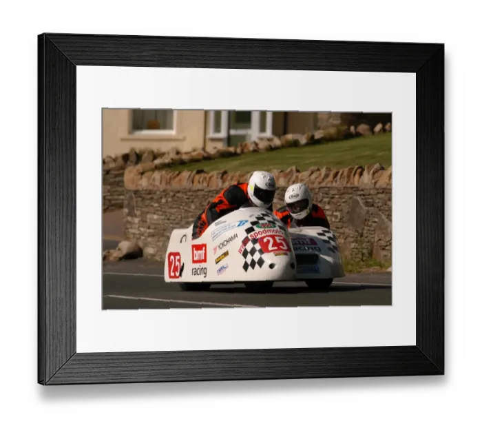 Framed Print : Roger Stockton & Pete Alton (Shelbourne Yamaha) 2004 Sidecar TT Framed Print : Roger Stockton & Pete Alton (Shelbourne Yamaha) 2004 Sidecar TT