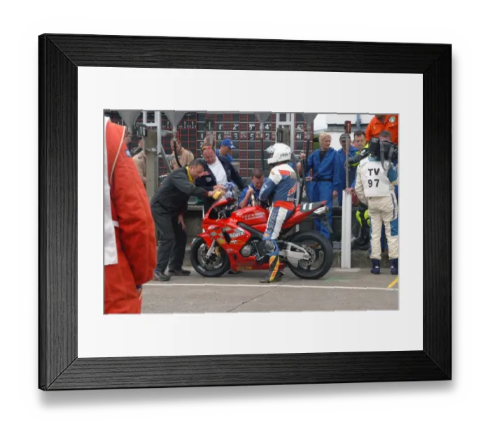 Framed Print : Nigel Davies (Suzuki) 2004 Production 600 TT Framed Print : Nigel Davies (Suzuki) 2004 Production 600 TT