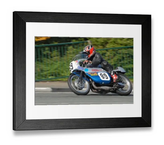 Framed Print : Roger Jones (Suzuki) 2007 Lightweight Classic Manx Grand Prix