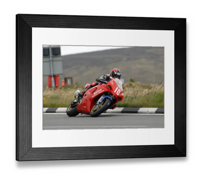 Framed Print : Andrew Courtney (Suzuki) 2007 Newcomers Manx Grand Prix Framed Print : Andrew Courtney (Suzuki) 2007 Newcomers Manx Grand Prix