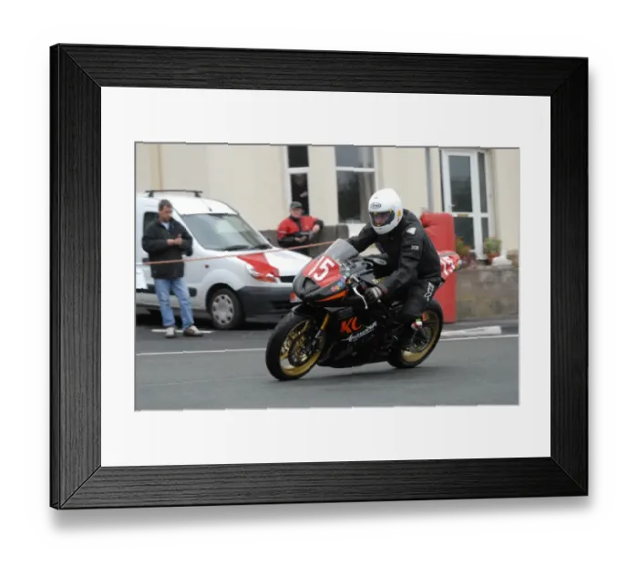 Framed Print : Steve Moody (Triumph) 2008 Newcomers Manx Grand Prix Framed Print : Steve Moody (Triumph) 2008 Newcomers Manx Grand Prix