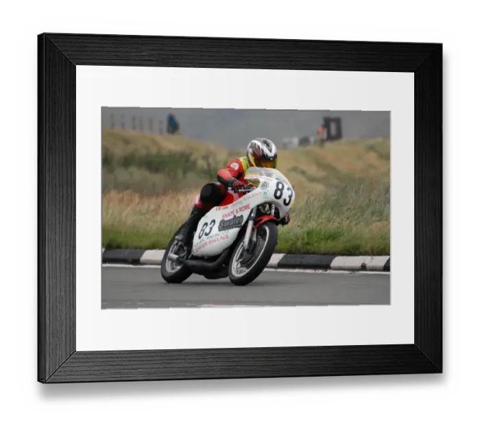 Framed Print : Roger Hurst (Suzuki) 2008 Lightweight Classic Manx Grand Prix
