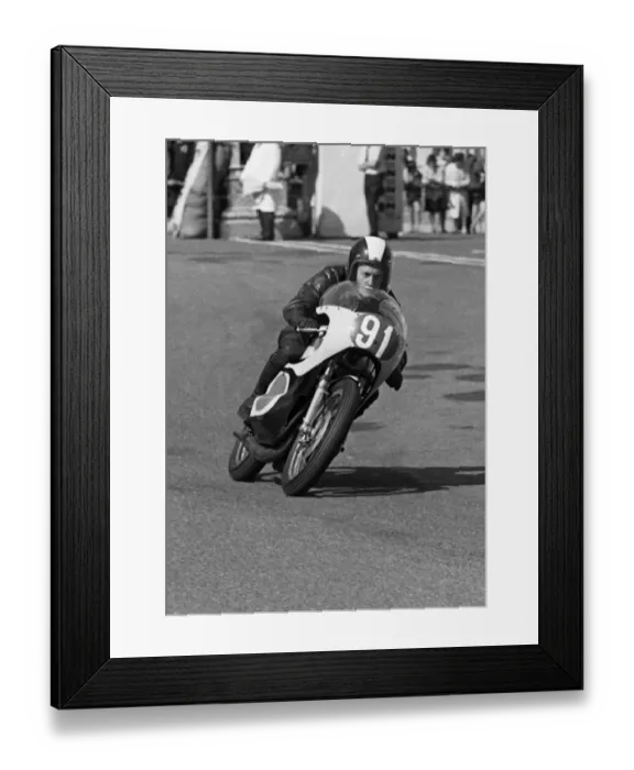Framed Print : Bill Day (Yamaha spl) 1973 Lightweight Manx Grand Prix