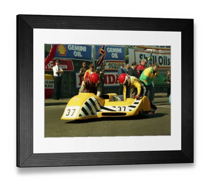 Framed Print : Goronwy Davies & Elfred Davies (Yamaha) 1988 Sidecar TT Framed Print : Goronwy Davies & Elfred Davies (Yamaha) 1988 Sidecar TT