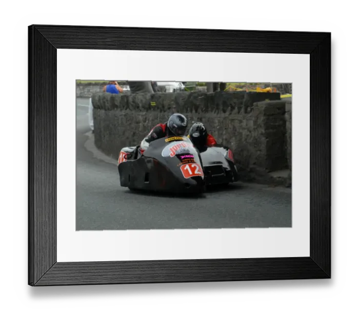 Framed Print : David Hirst & Keir Pedley (Shelbourne Honda) 2009 Southern 100 Framed Print : David Hirst & Keir Pedley (Shelbourne Honda) 2009 Southern 100