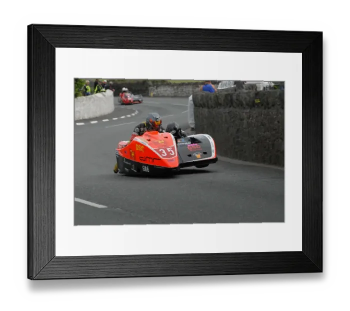 Framed Print : Glyn Jones & Jason Slous (DSC Honda) 2009 Southern 100 Framed Print : Glyn Jones & Jason Slous (DSC Honda) 2009 Southern 100