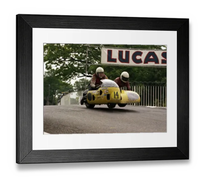 Framed Print : Bill Currie & Kenny Arthur (Weslake) 1974 750 Sidecar TT Framed Print : Bill Currie & Kenny Arthur (Weslake) 1974 750 Sidecar TT