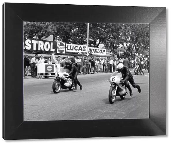 Chas Mortimer (Broad Yamaha, 5) and Malcolm Uphill (Padgett Yamaha) 1971 Junior TT