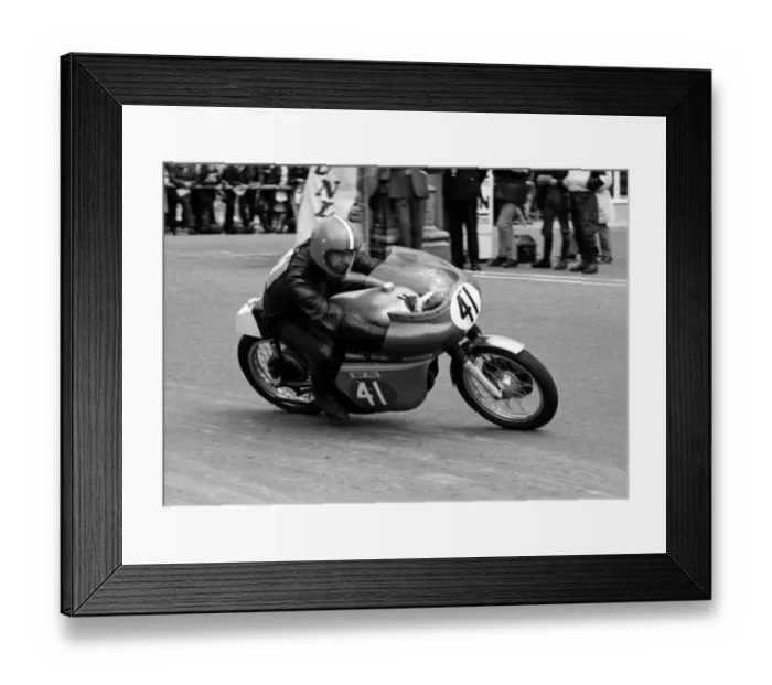 Framed Print : Roger Sutcliffe (Crooks Suzuki) 1972 Lightweight TT Framed Print : Roger Sutcliffe (Crooks Suzuki) 1972 Lightweight TT