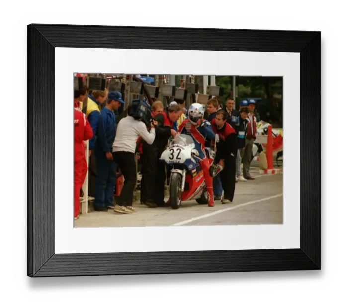 Framed Print : Steve Hislop (Honda) 1988 Formula One TT Framed Print : Steve Hislop (Honda) 1988 Formula One TT