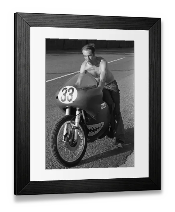 Framed Print : Brian Hussey (Norton) 1973 Senior Manx Grand Prix Framed Print : Brian Hussey (Norton) 1973 Senior Manx Grand Prix