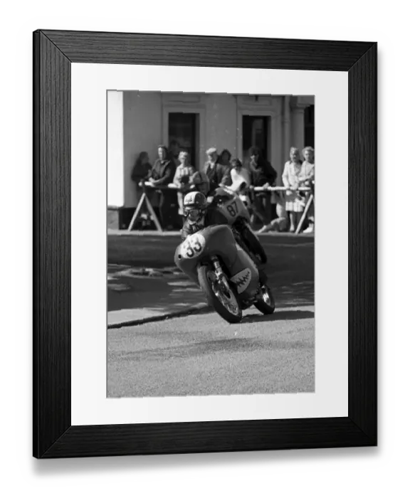 Framed Print : Brian Hussey (Norton) 1973 Senior Manx Grand Prix Framed Print : Brian Hussey (Norton) 1973 Senior Manx Grand Prix