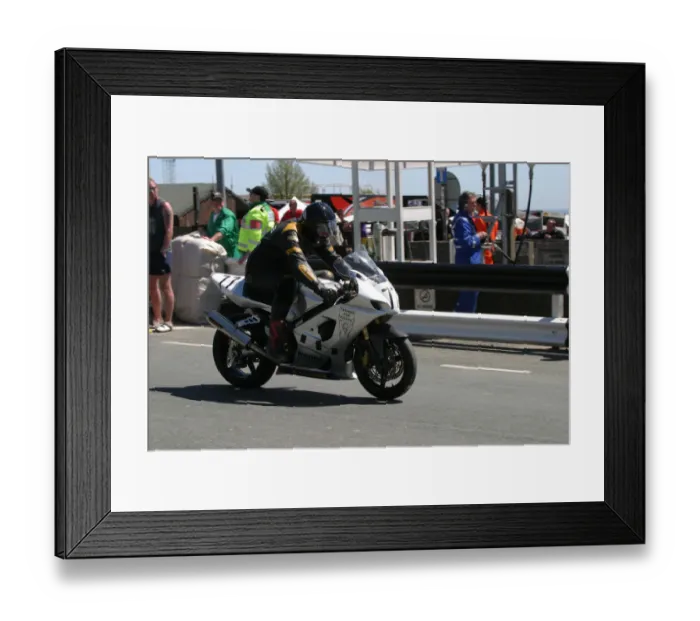 Framed Print : Ian Smith (Suzuki) 2006 Superbike TT