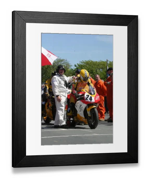 Framed Print : Les Shand (Honda) 2006 Superbike TT Framed Print : Les Shand (Honda) 2006 Superbike TT
