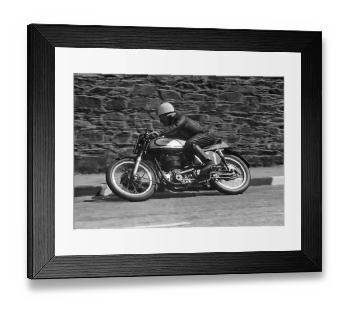 Framed Print : Bill Aislabie (Norton) 1955 Senior TT Framed Print : Bill Aislabie (Norton) 1955 Senior TT