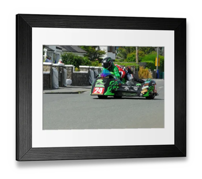Framed Print : Debbie Barron & Karl Schofield (Ireson Kawasaki) 2014 Southern 100 Framed Print : Debbie Barron & Karl Schofield (Ireson Kawasaki) 2014 Southern 100