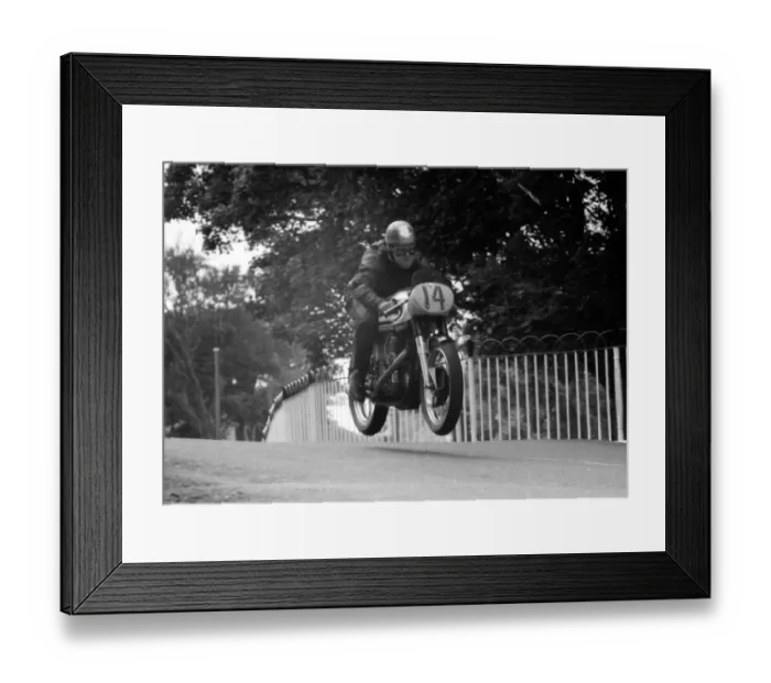 Framed Print : David Williams (Norton) 1960 Senior Manx Grand Prix Framed Print : David Williams (Norton) 1960 Senior Manx Grand Prix