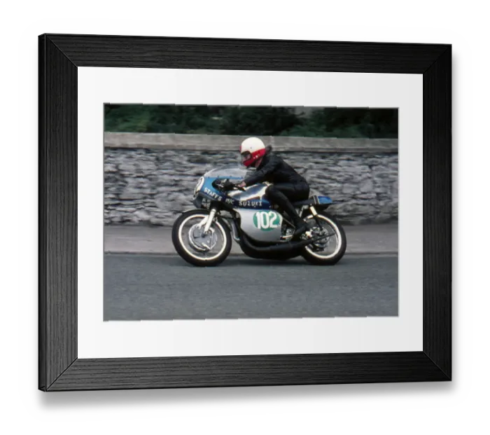 Framed Print : John Matthews (Suzuki) 1973 Lightweight Manx Grand Prix