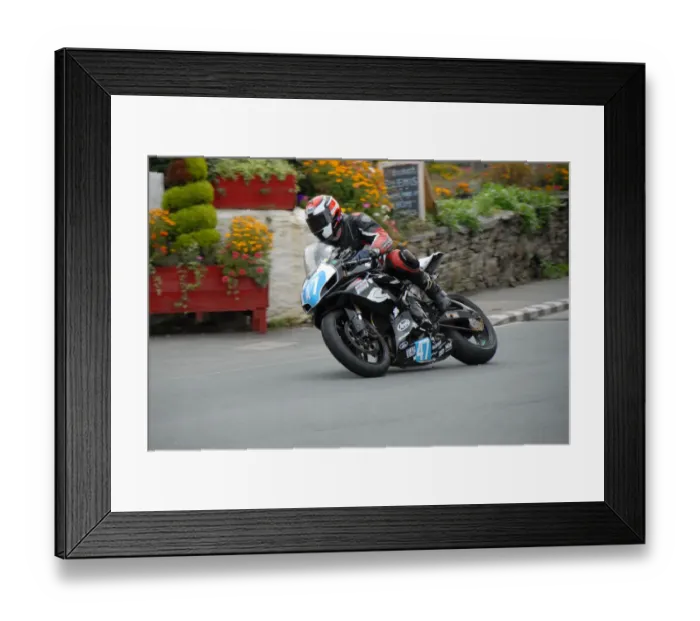 Framed Print : Darwyn Young (Suzuki) 2009 Junior Manx Grand Prix Framed Print : Darwyn Young (Suzuki) 2009 Junior Manx Grand Prix