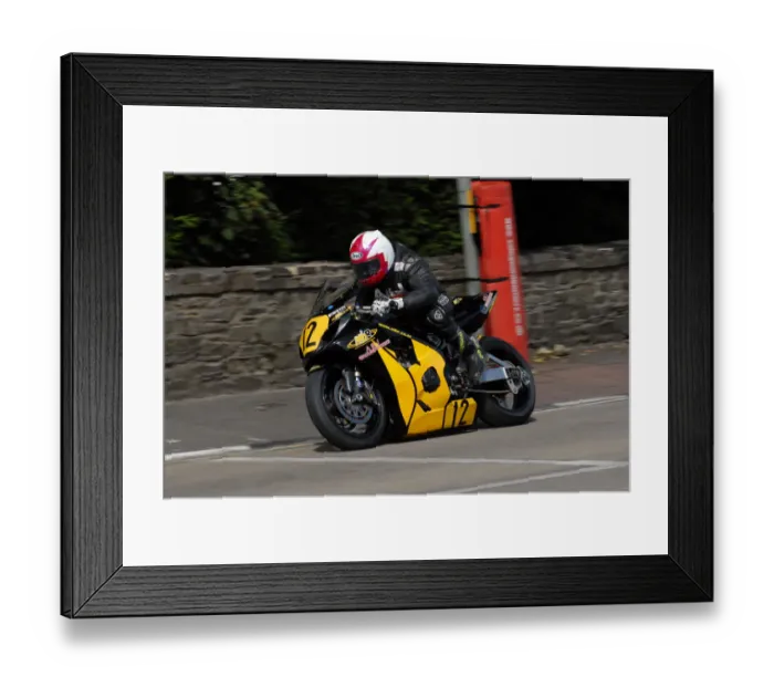 Framed Print : Si Fulton (Suzuki) 2009 Senior Manx Grand Prix Framed Print : Si Fulton (Suzuki) 2009 Senior Manx Grand Prix