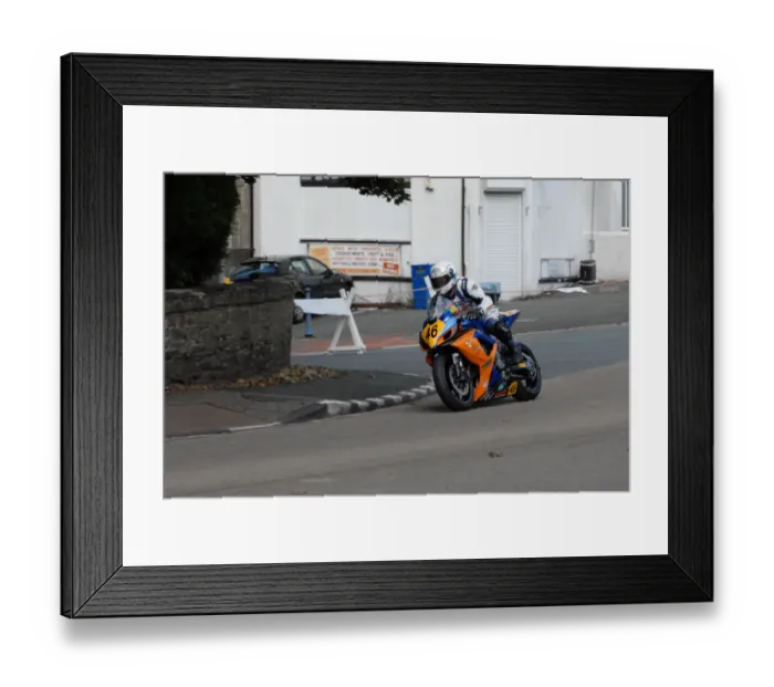 Framed Print : Ian Whitlow (Suzuki) 2009 Senior Manx Grand Prix Framed Print : Ian Whitlow (Suzuki) 2009 Senior Manx Grand Prix