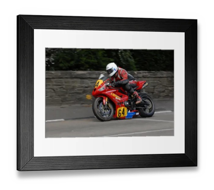 Framed Print : Derek Sheils (Triumph) 2009 Senior Manx Grand Prix