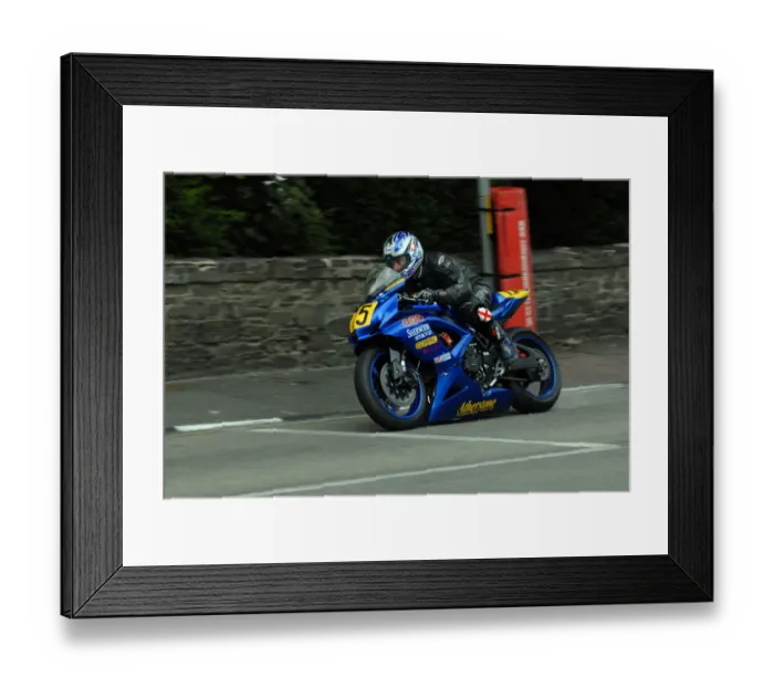 Framed Print : Peter Symes (Suzuki) 2009 Senior Manx Grand Prix Framed Print : Peter Symes (Suzuki) 2009 Senior Manx Grand Prix